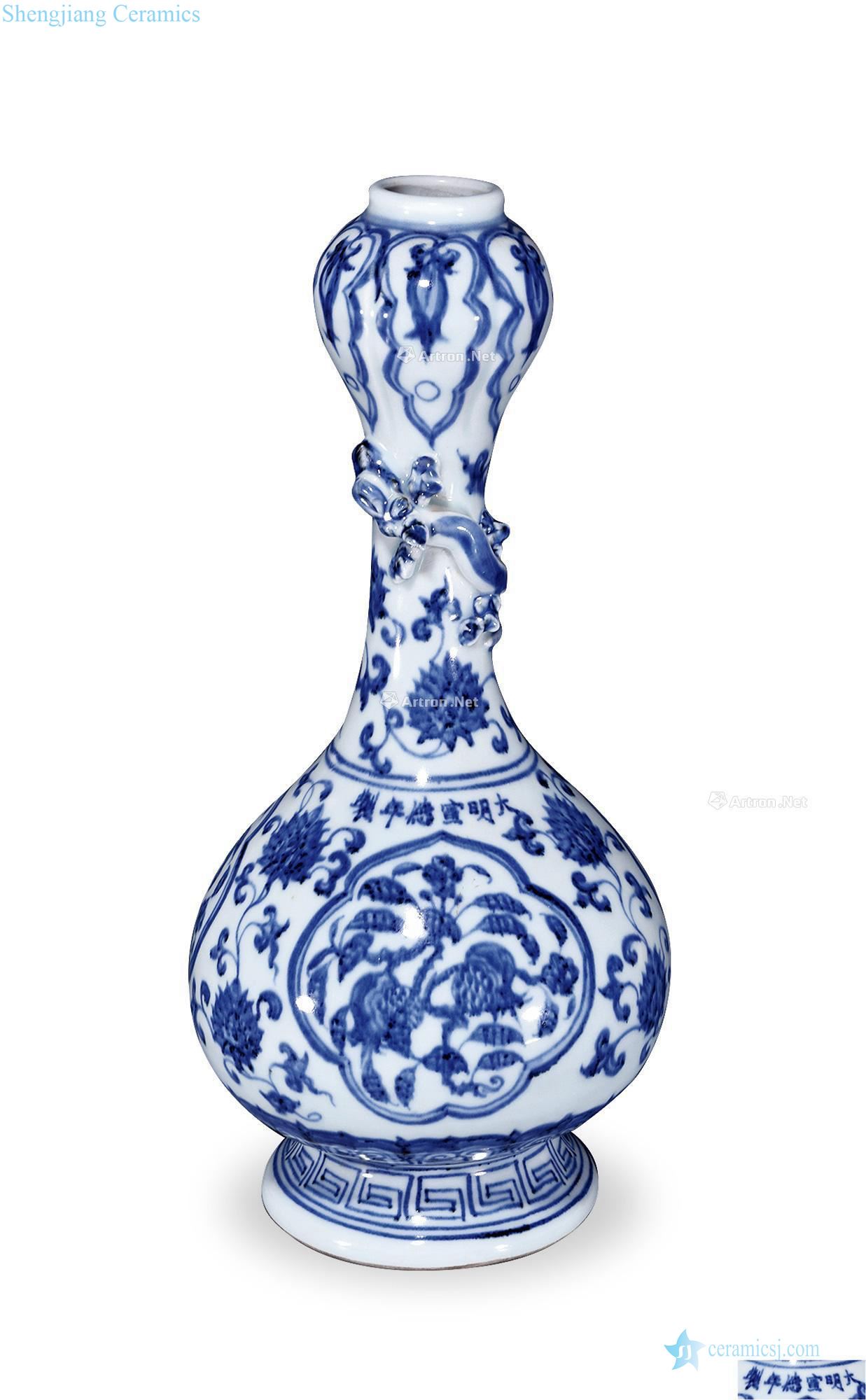 In the Ming dynasty Blue and white three fruit grain of garlic bottle