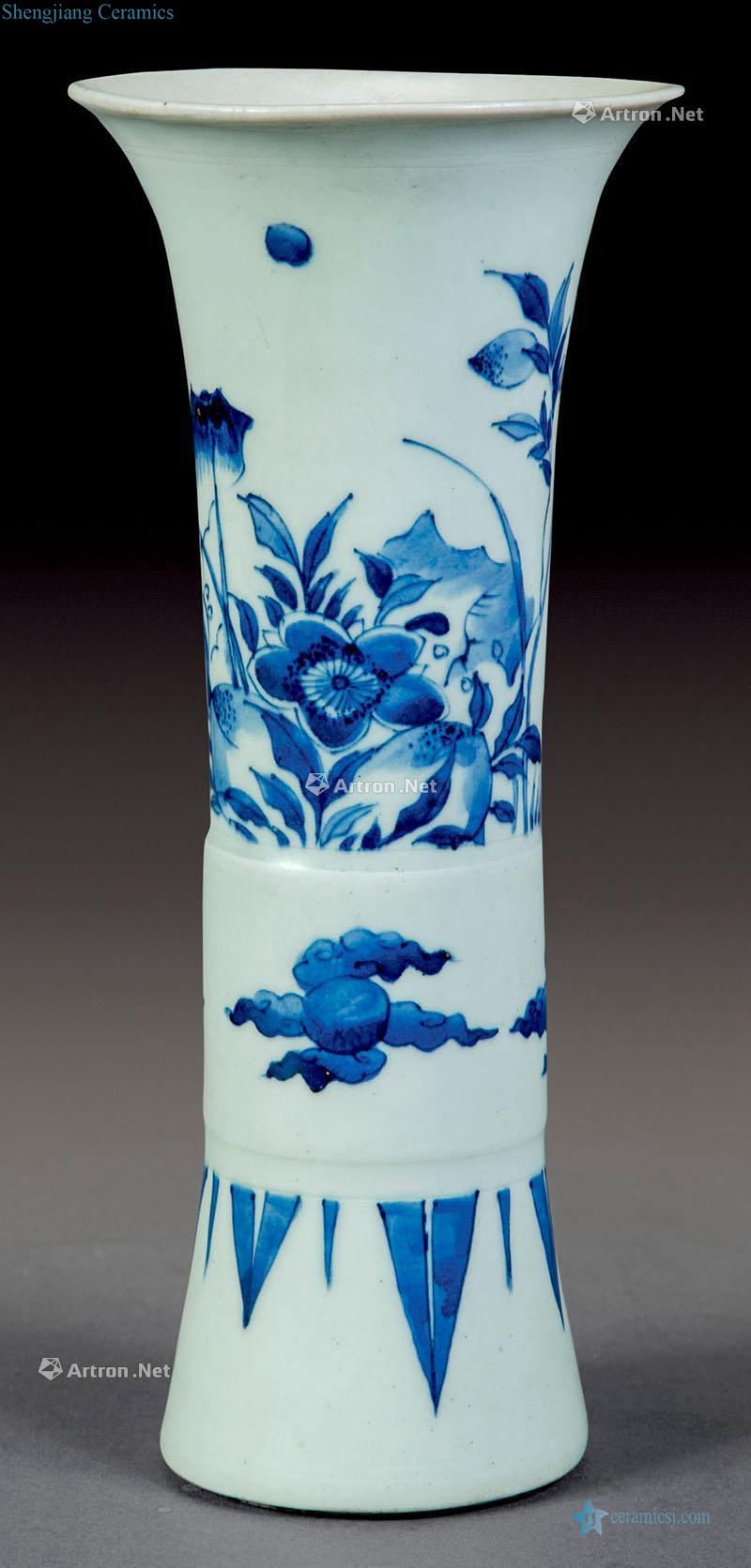 In the early qing dynasty Blue and white flower vase with flowers