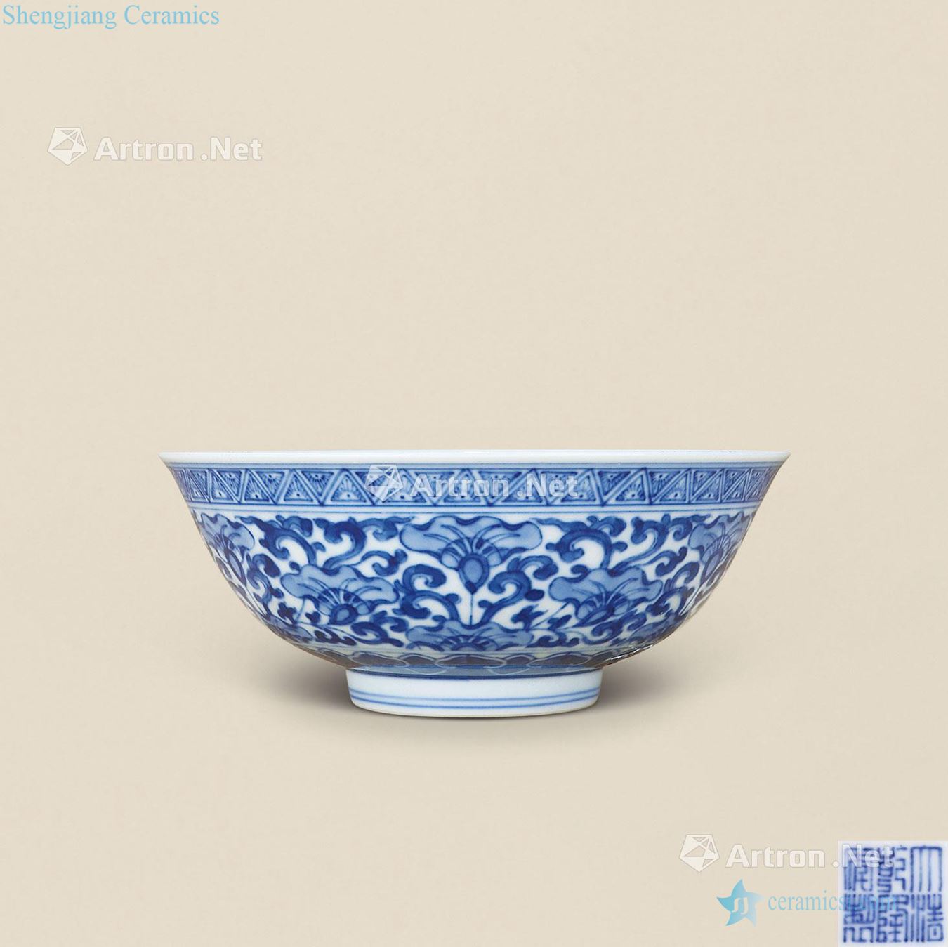 Qing qianlong bowl of blue and white clover inside and outside decorative pattern
