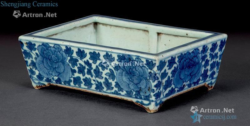 Qing dynasty blue and white flower narcissus basin