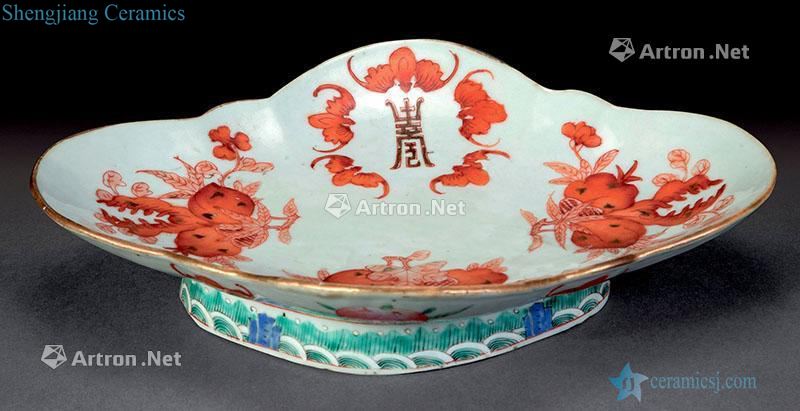 A clear red colour live three fruit haitang plate