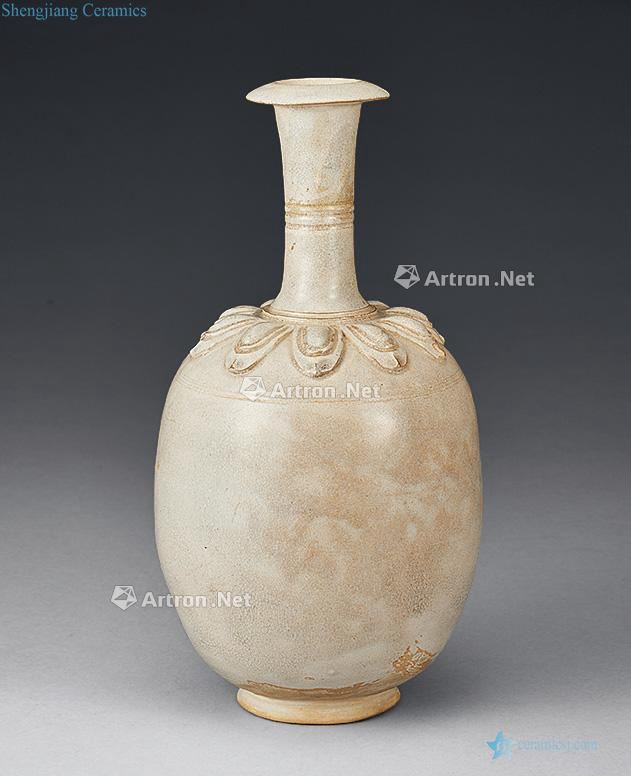 The tang dynasty White glazed lotus pattern straight flask