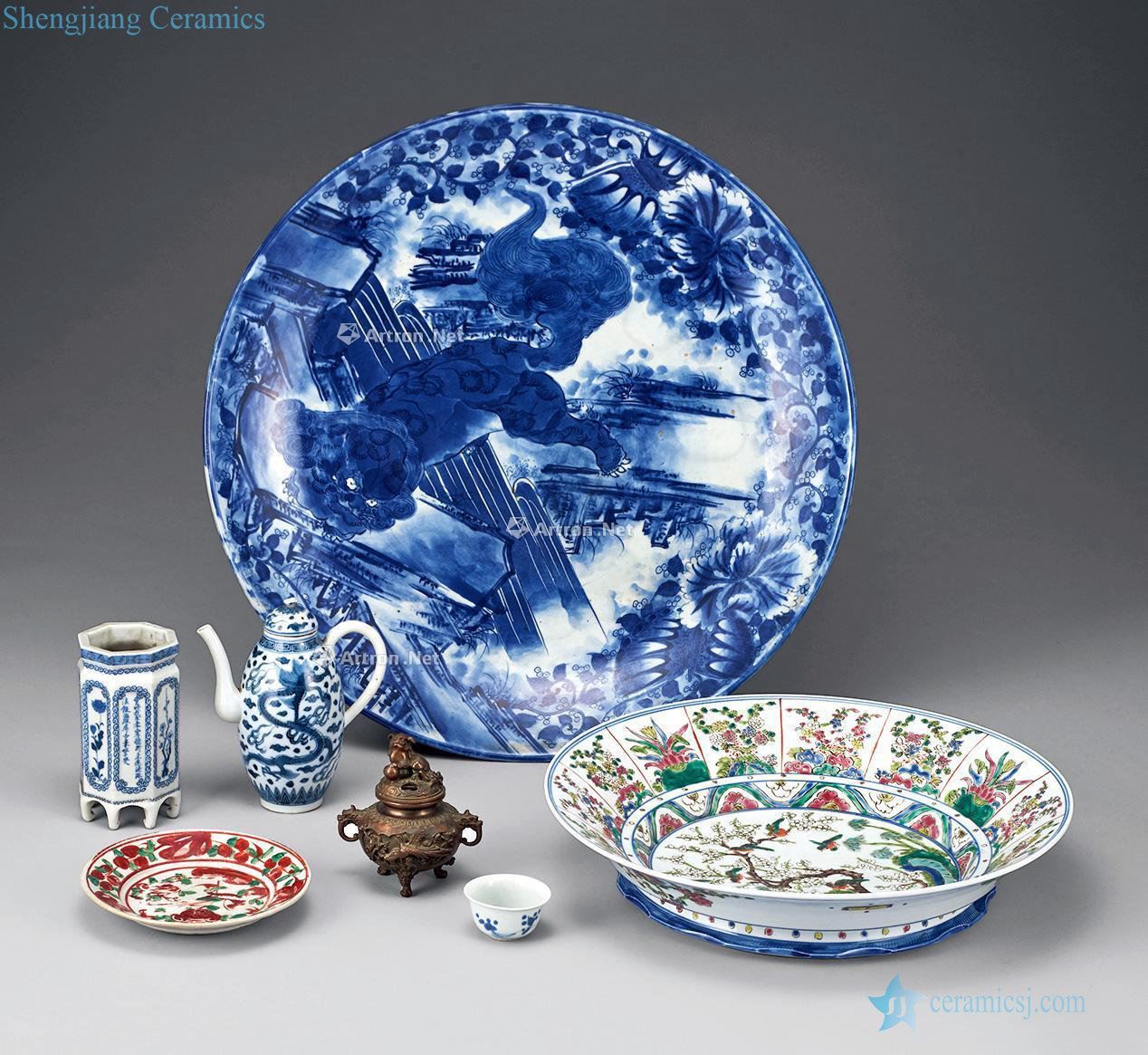 Clear blue lion tray, etc. (7)