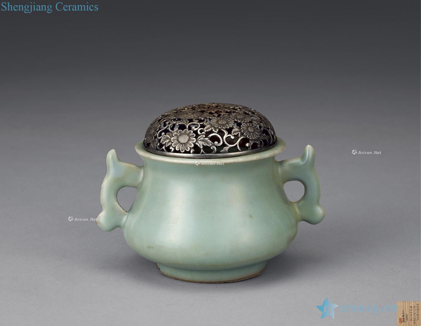The song dynasty Longquan celadon celadon ears incense burner
