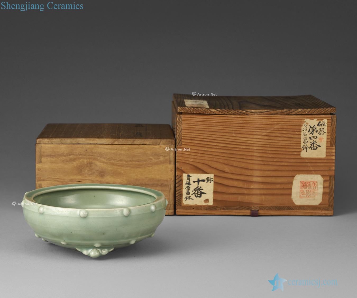 Ming Longquan celadon celadon drum nail grain three-legged bowl