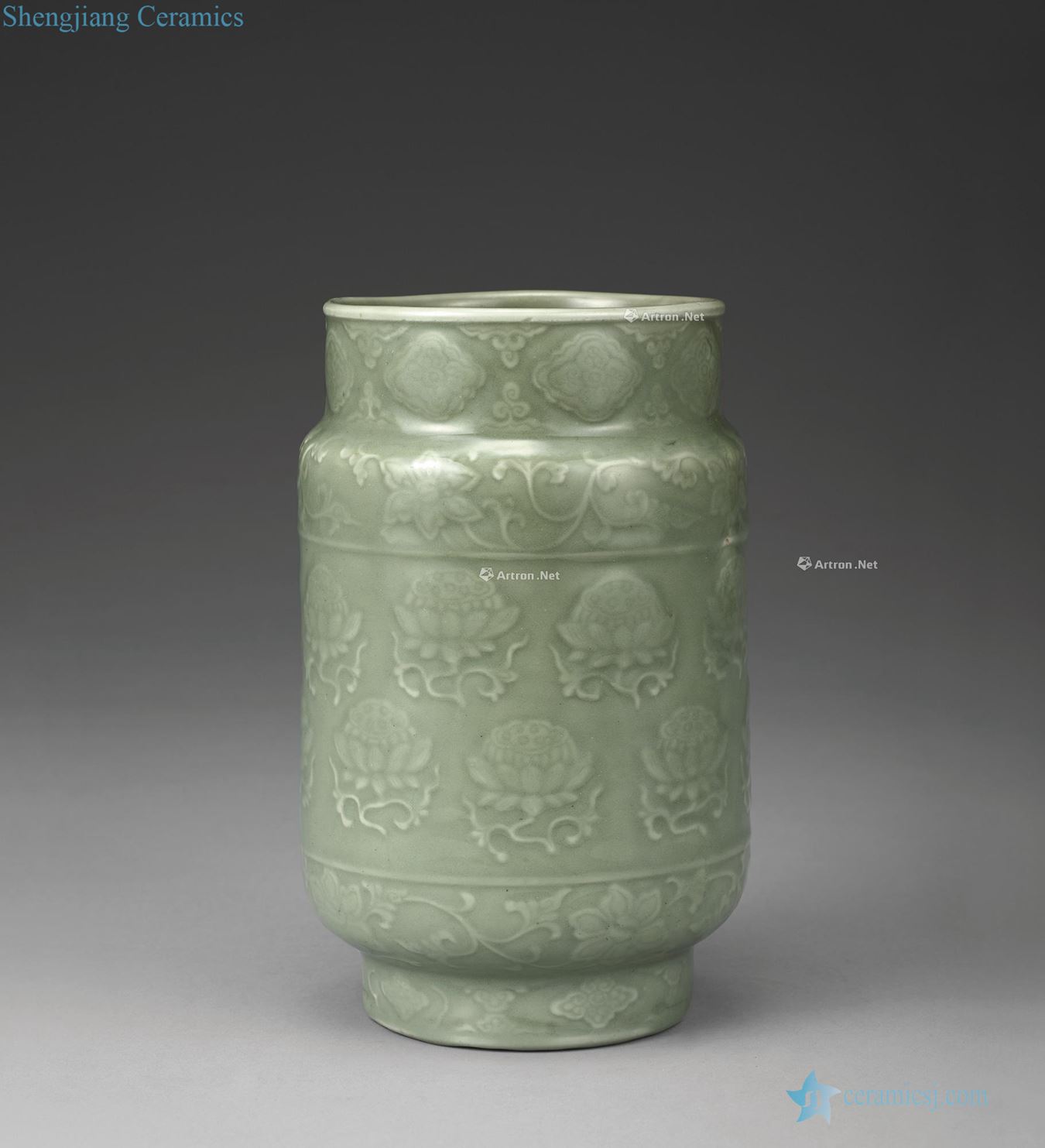 Ming yongle Longquan green glaze convex fold branch lotus grain tank