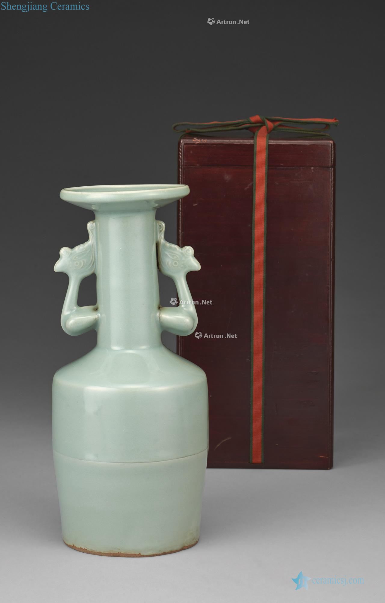 The song dynasty Longquan celadon celadon vase with a double phoenix