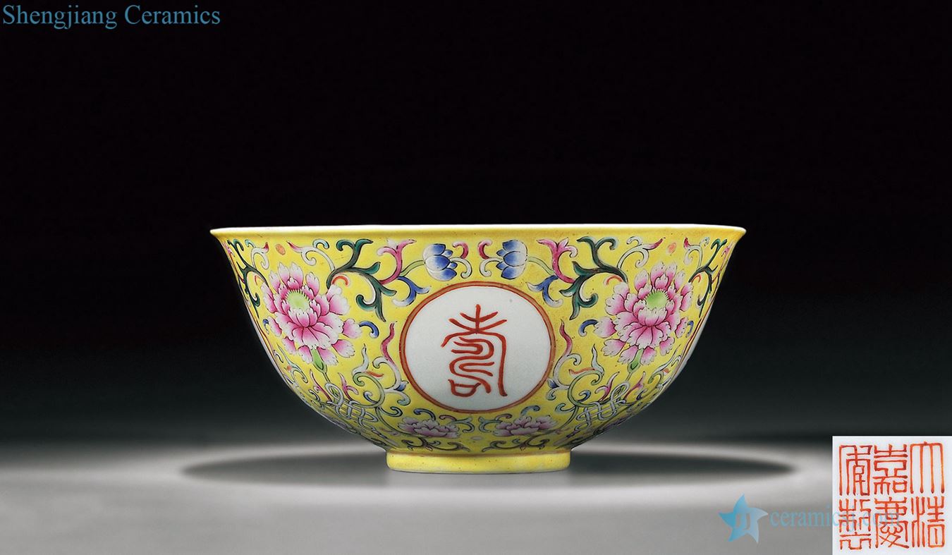 To pastel yellow tie up lotus flower medallion stays in a bowl