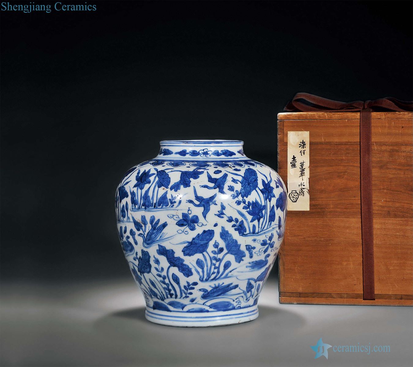 Ming wanli Blue and white lotus pond yuanyang pot