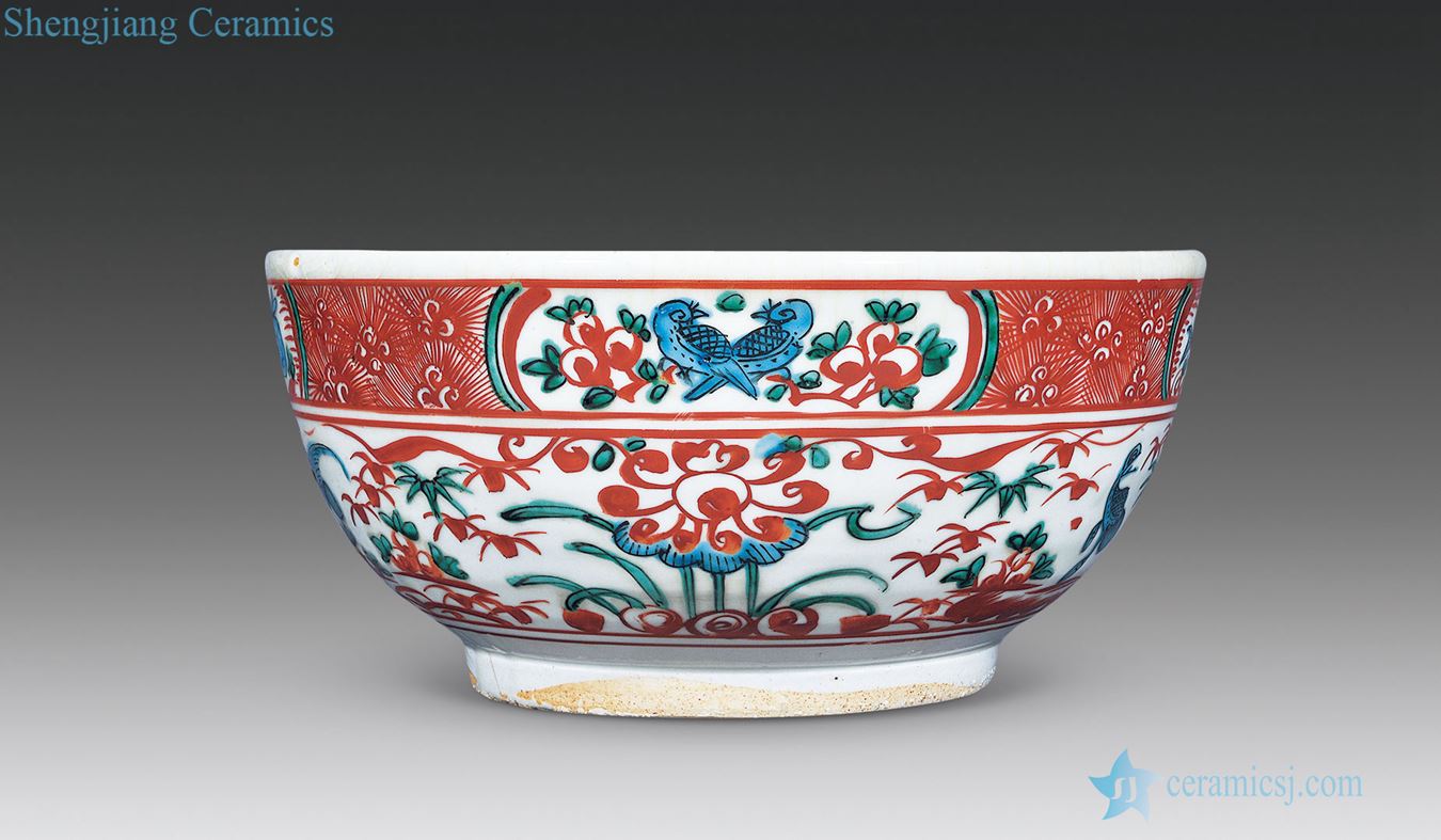 In the late Ming Zhangzhou kiln red color painting of flowers and green grain big bowl