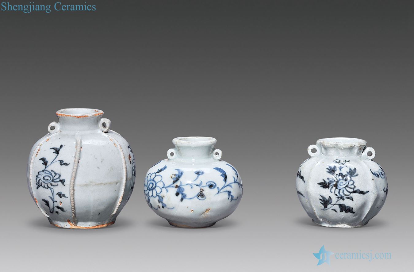 yuan Blue and white flower grain canister (three)
