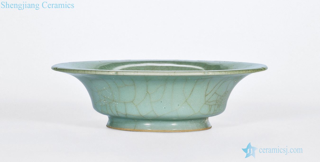 Ming Longquan celadon glaze flower mouth bowl