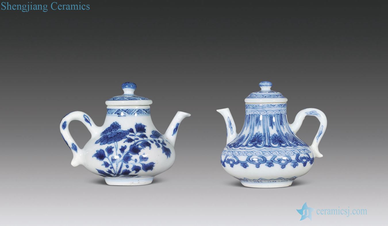 The qing emperor kangxi Blue and white flower grain small pot (two)