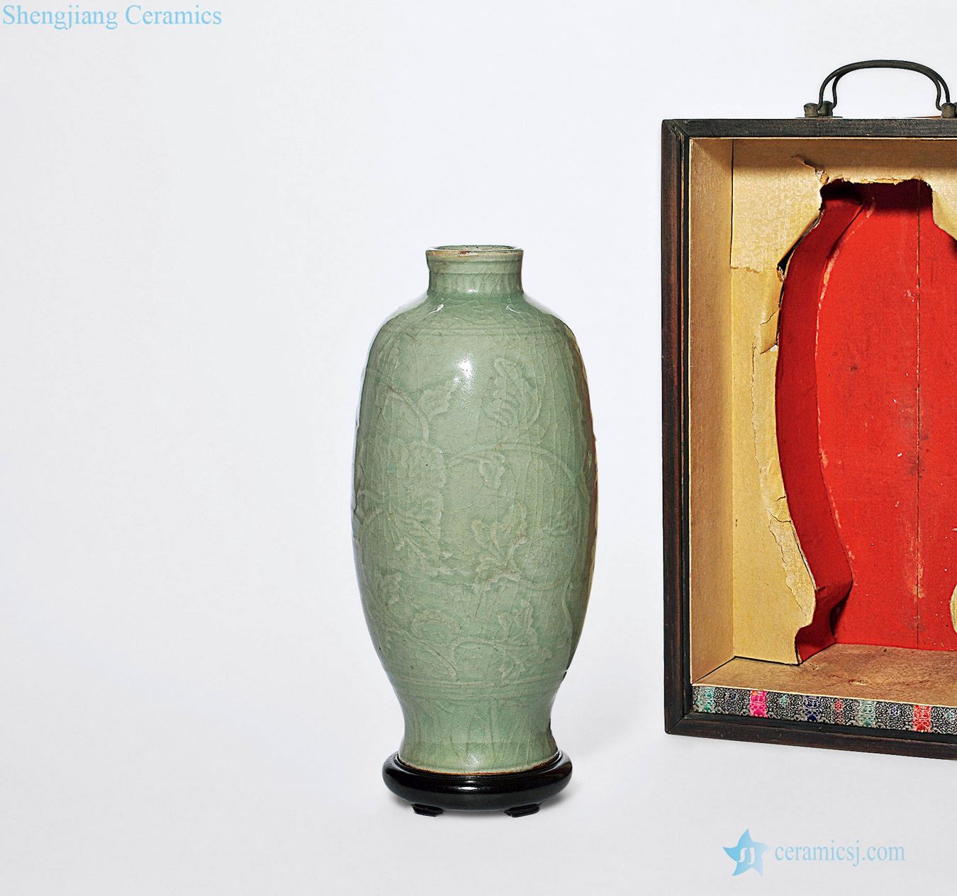 Ming Longquan celadon glaze dark carved flower grain bottle