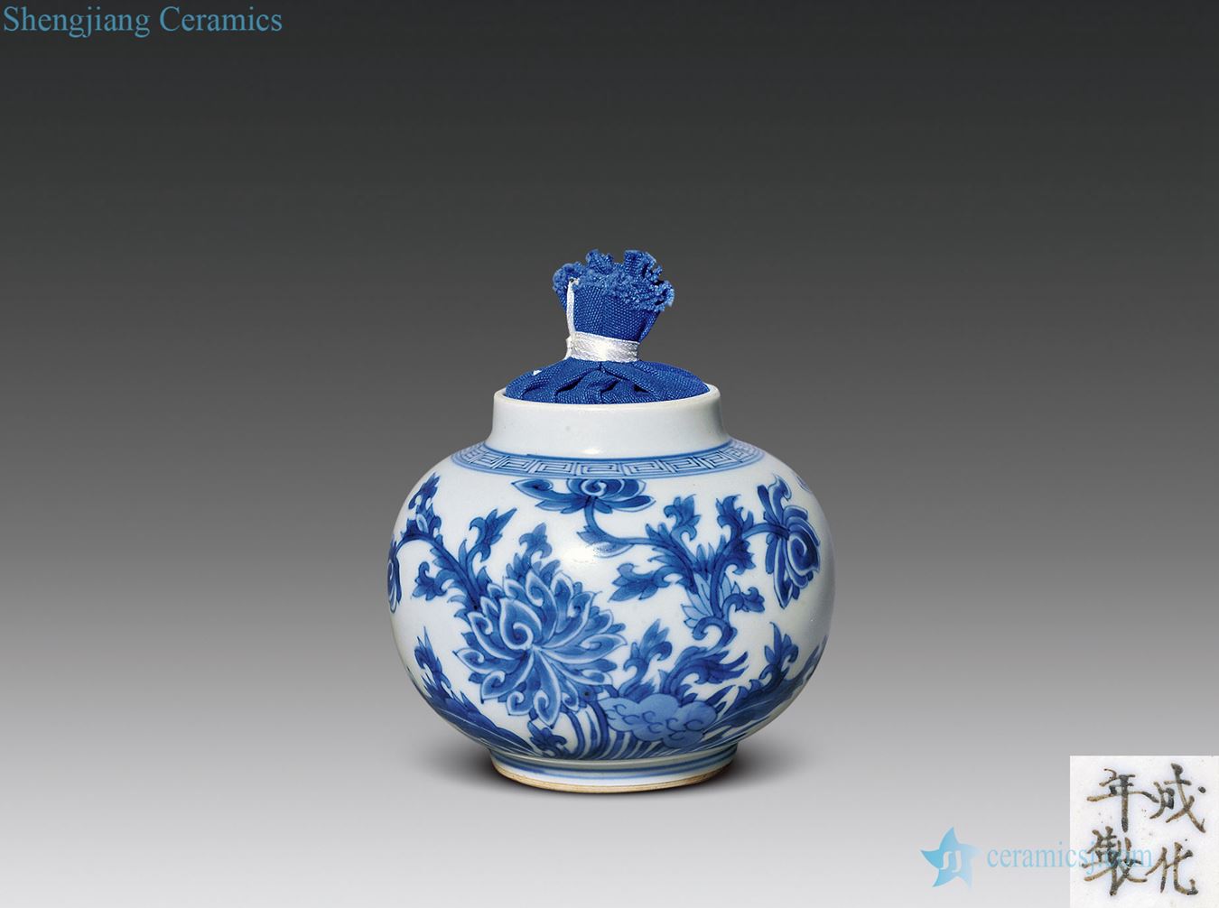 The qing emperor kangxi Blue and white lotus flower grain canister