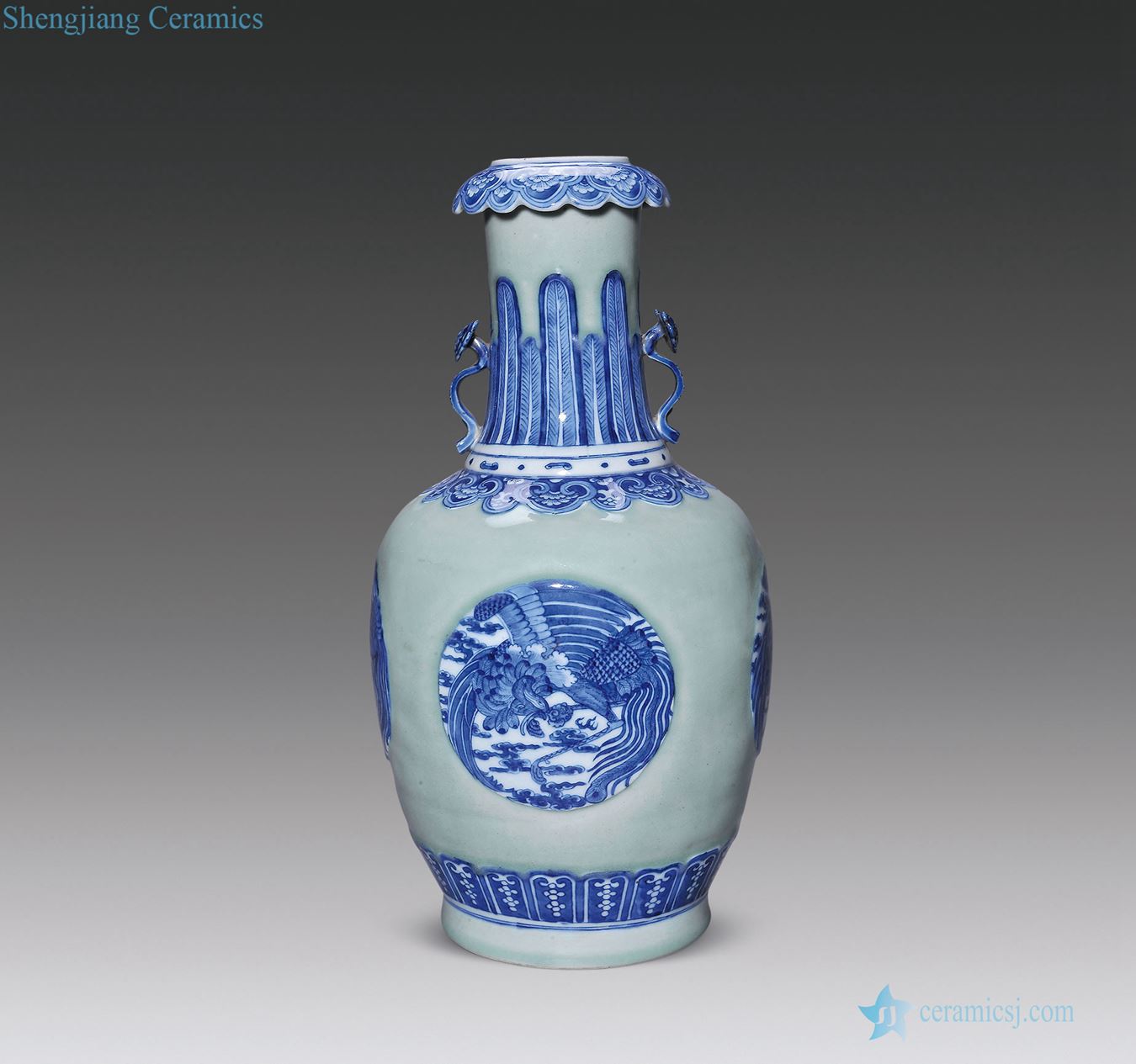 Mid qing Green glaze vase with a blue and white cloud grain medallion flexibly
