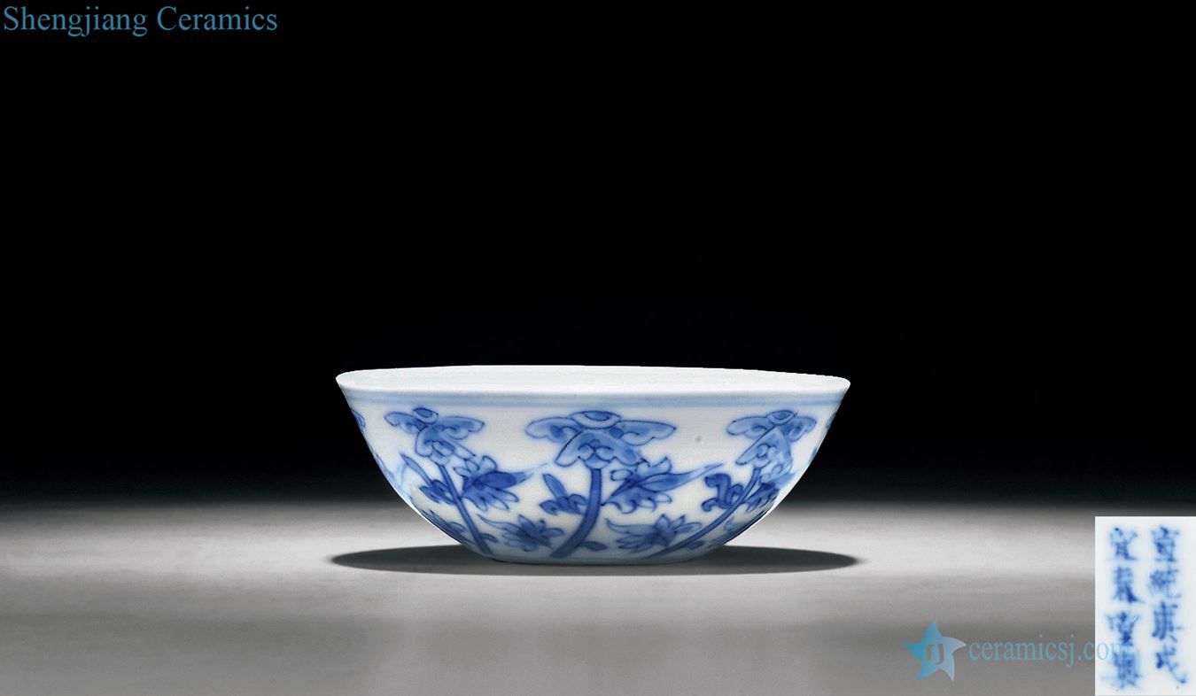 Qing xuantong two years (in 1910) blue and white ruffled branch lotus lines lie the fa cup