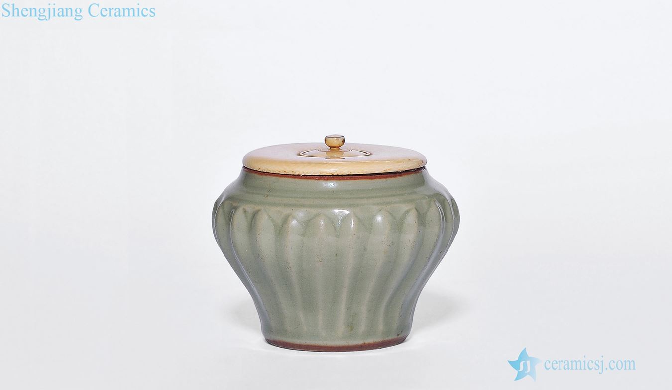 yuan Longquan celadon green glaze lotus-shaped canister