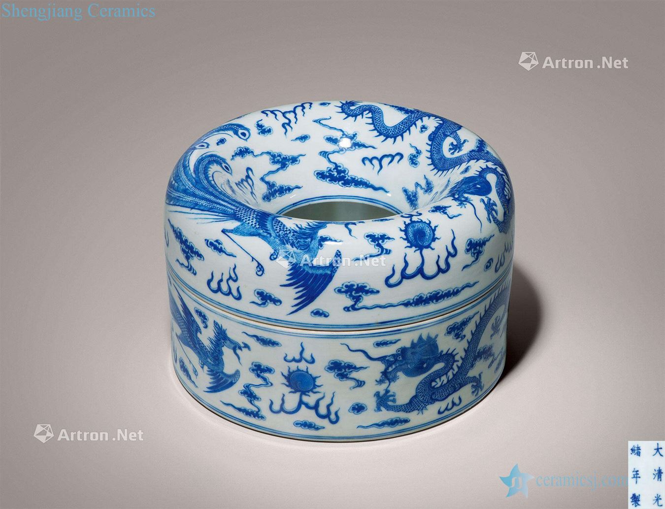 Qing guangxu Blue and white longfeng grain court beads box