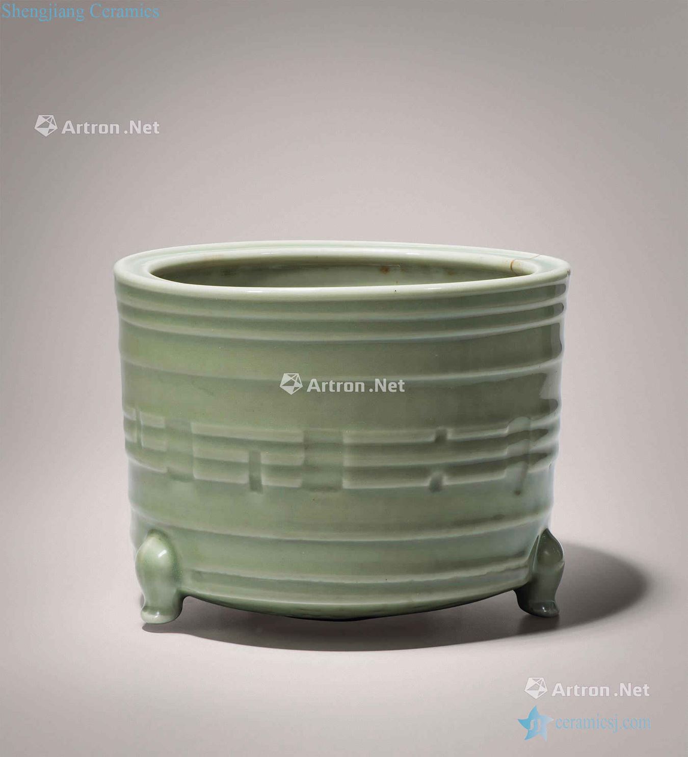 Ming Longquan celadon stamps gossip bowstring grain furnace with three legs