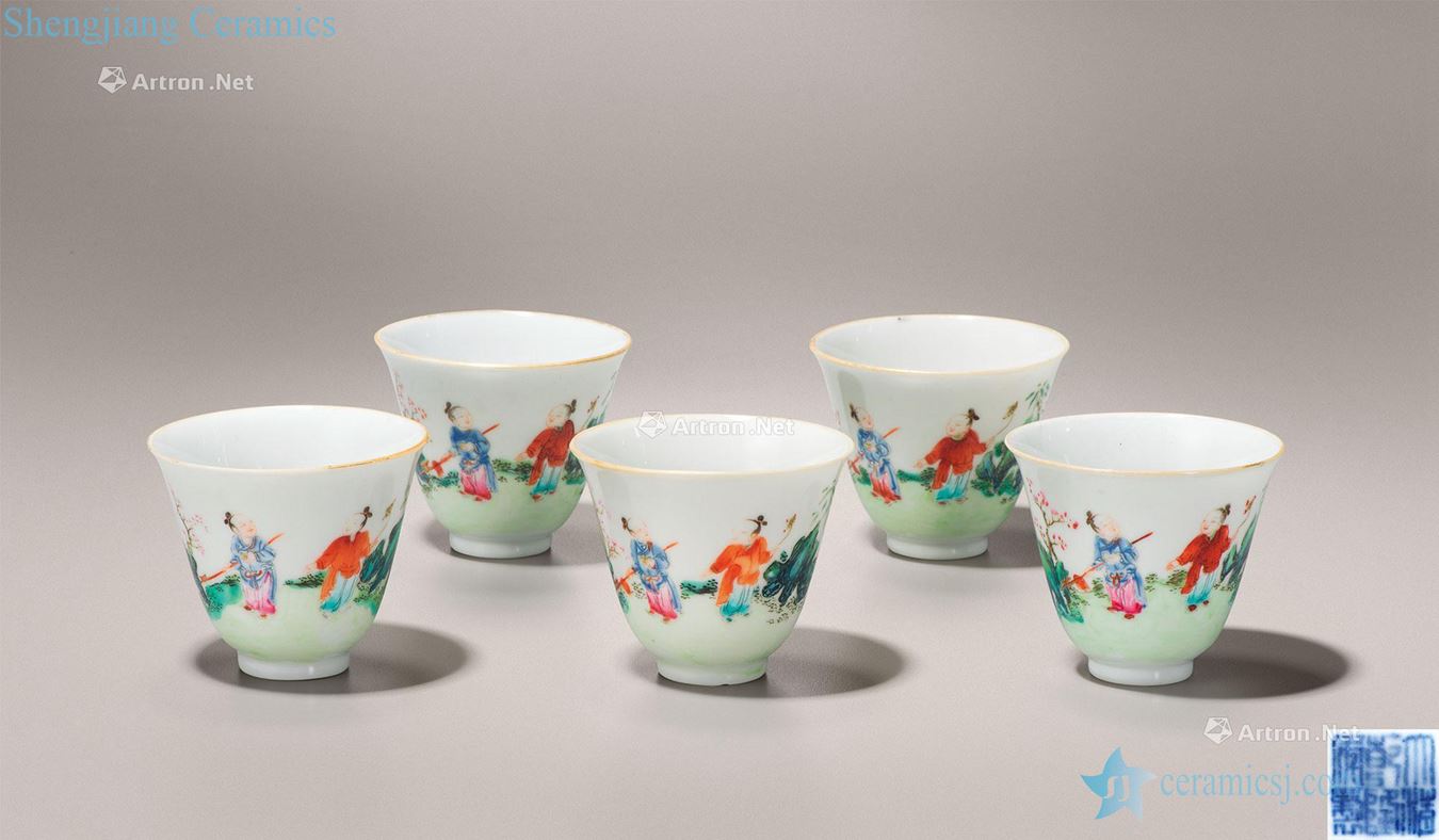 Qing qianlong pastel character figure bell cup (five)