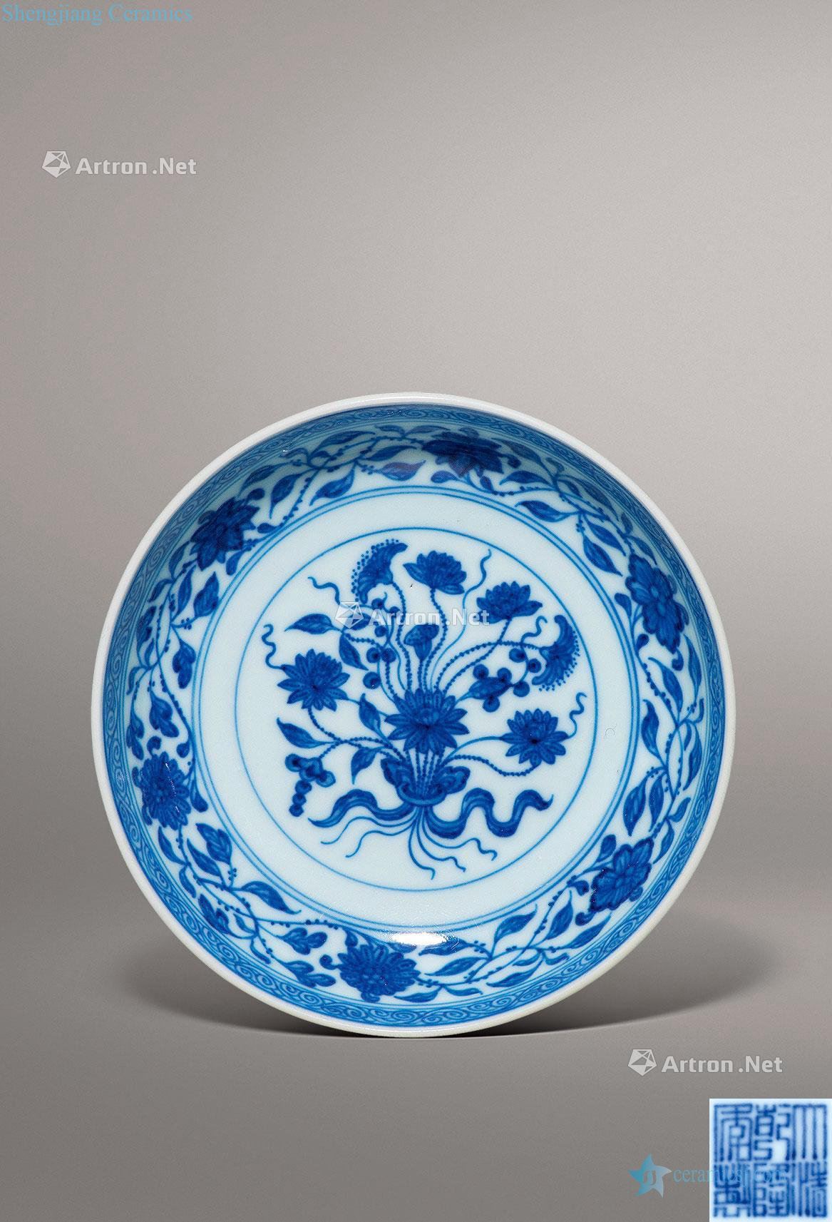 Qing qianlong Blue and white with a bunch of lotus grain small dish