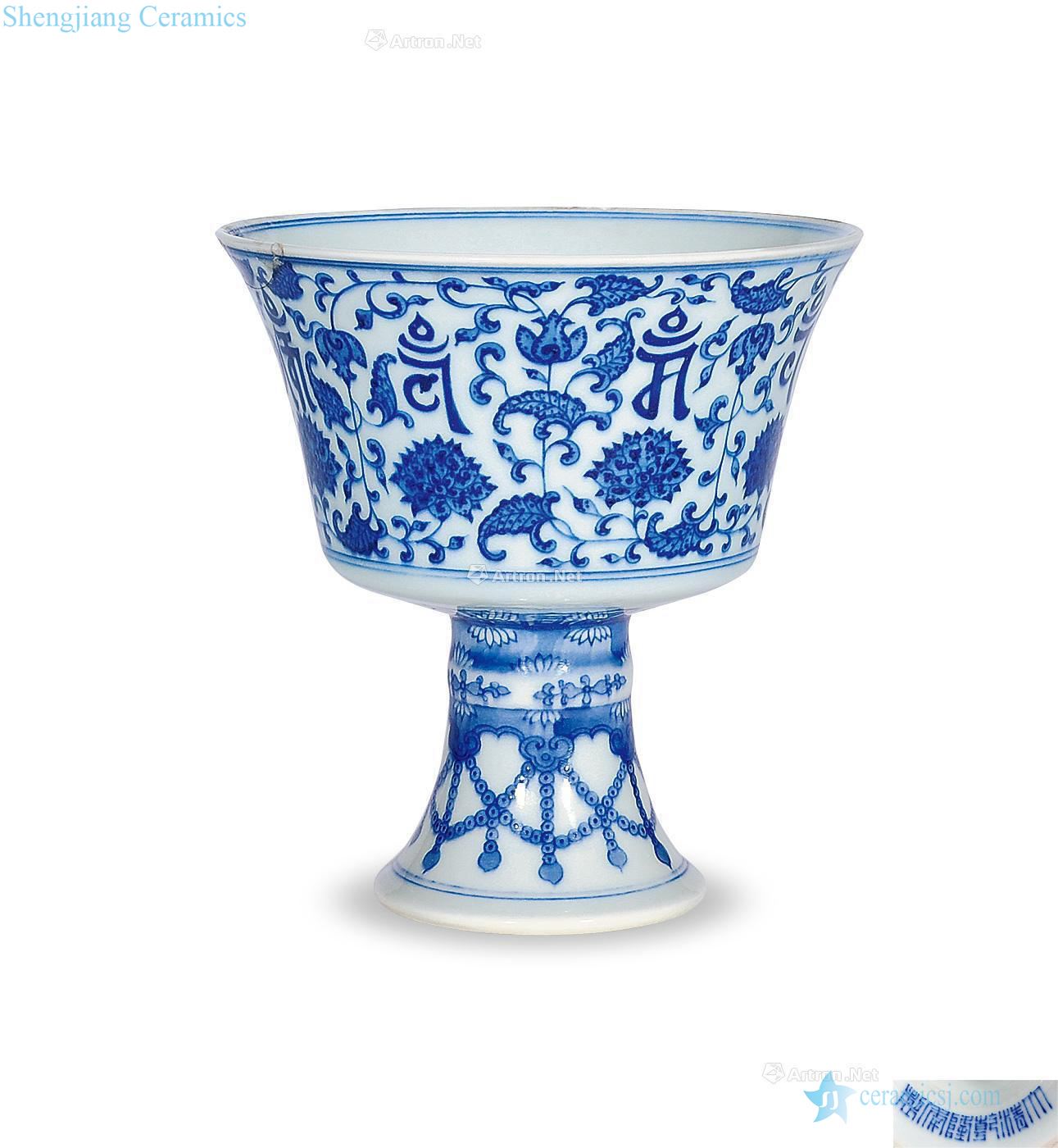 Qing qianlong Blue and white lotus flower grain footed bowl