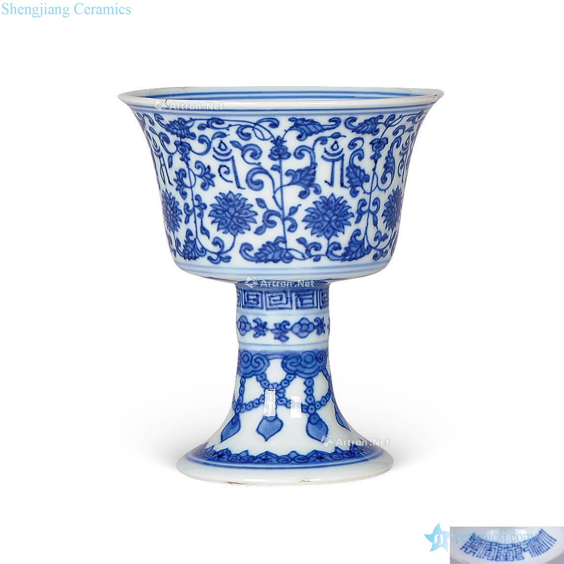 Qing qianlong Blue and white lotus flower grain footed cup