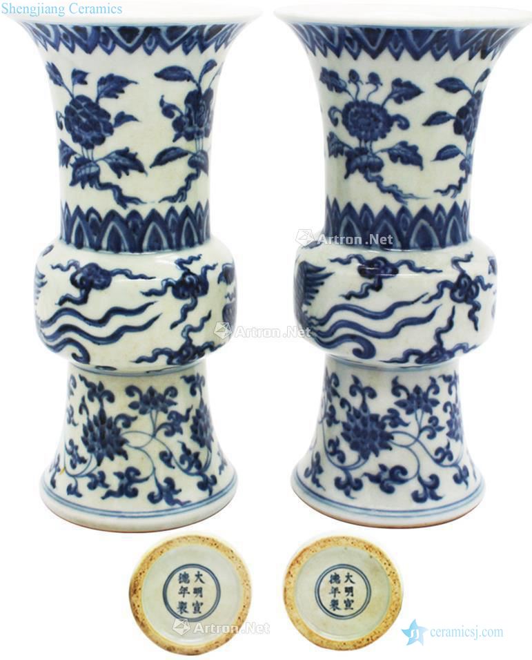 Ming Blue and white flower vase with YunFeng wear decorative pattern