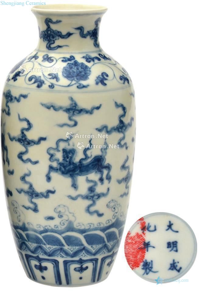 Ming Blue and white YunLongWen bottle