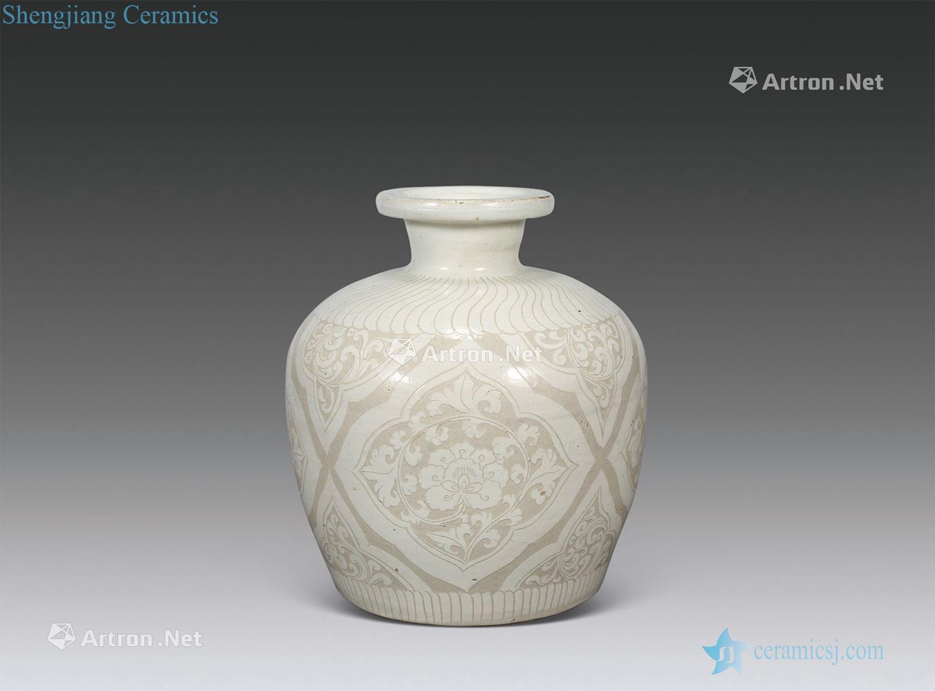 Gold/yuan Magnetic state kiln white glazed carved flower spit lulu bottle