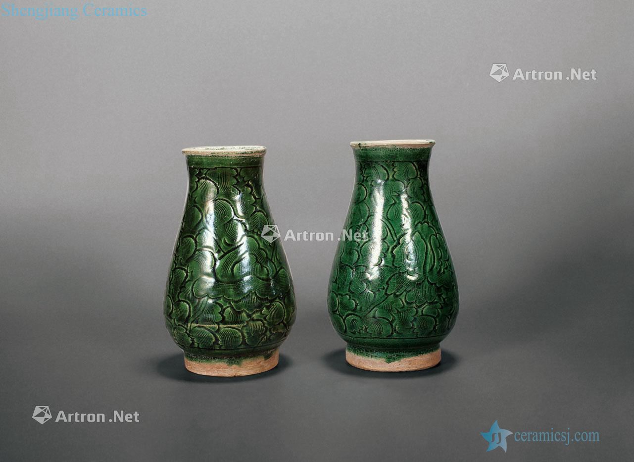 Song stuck between green glaze vase (a)