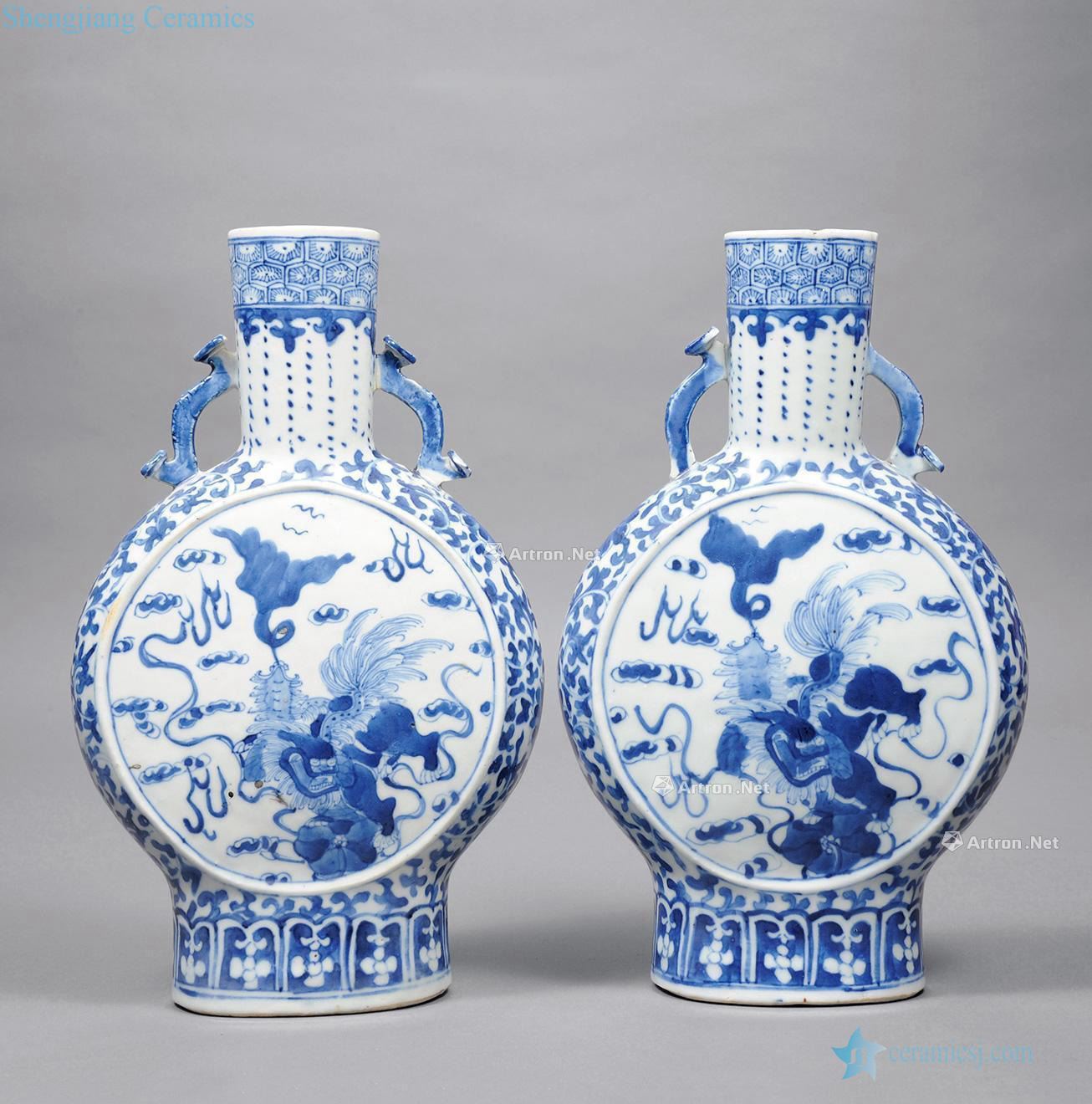 Qing porcelain medallion lion ball bottle ears on (a)