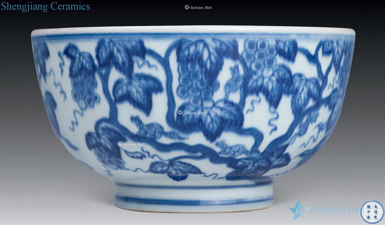 Blue and white squirrel grape grain qing qianlong bowl