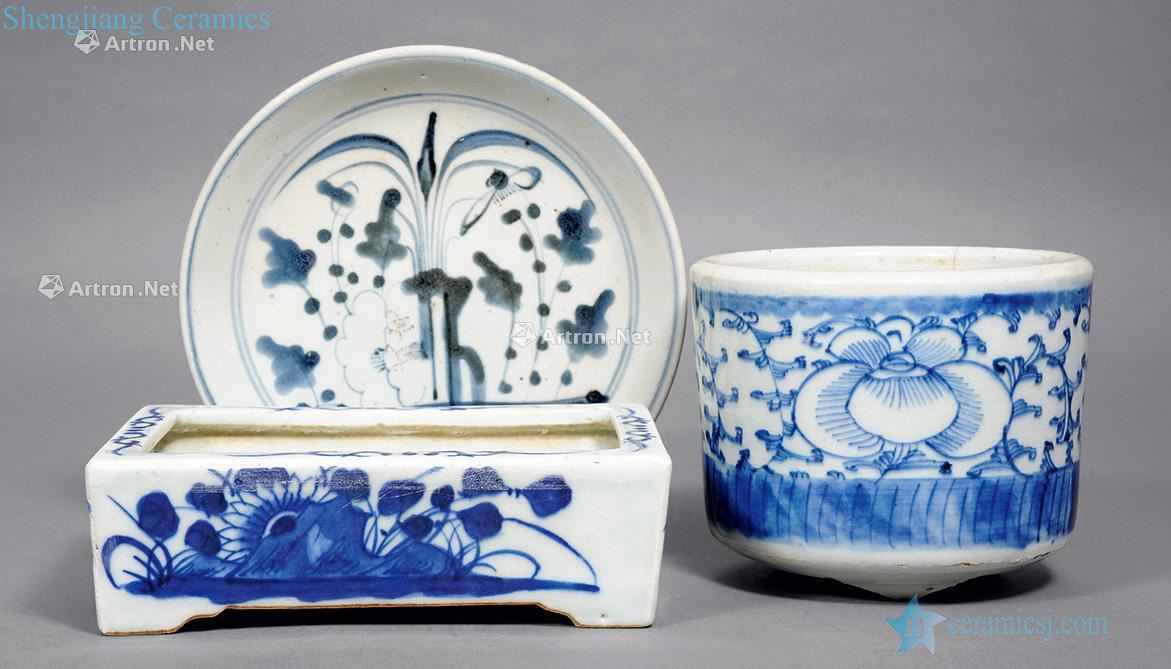 Qing dynasty blue and white flower grain narcissus Even the disc (a group of three)