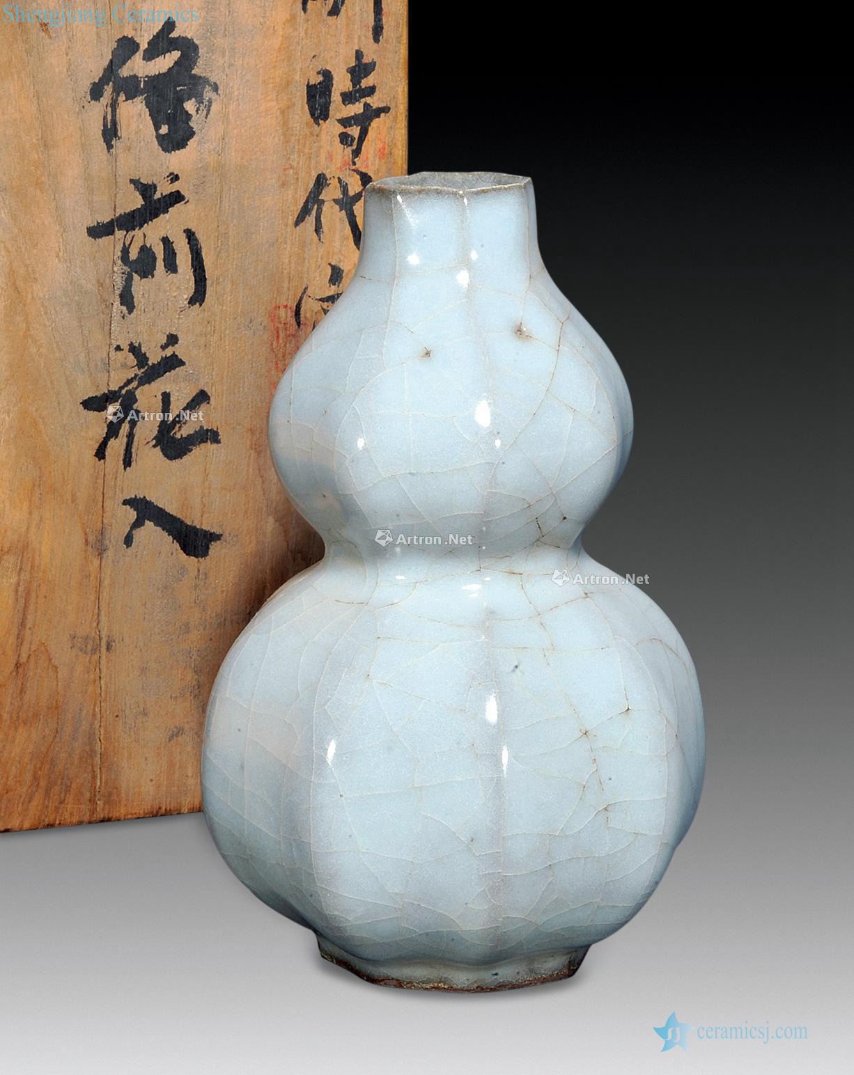 Guan kilns of the eight fine bottle
