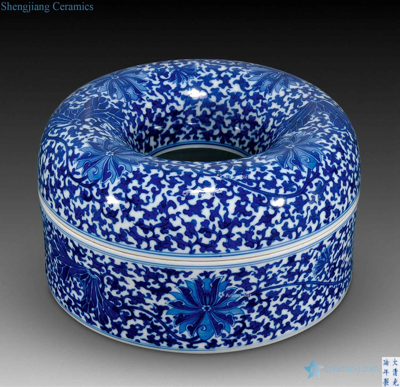 Qing guangxu Blue and white passionflower court beads box