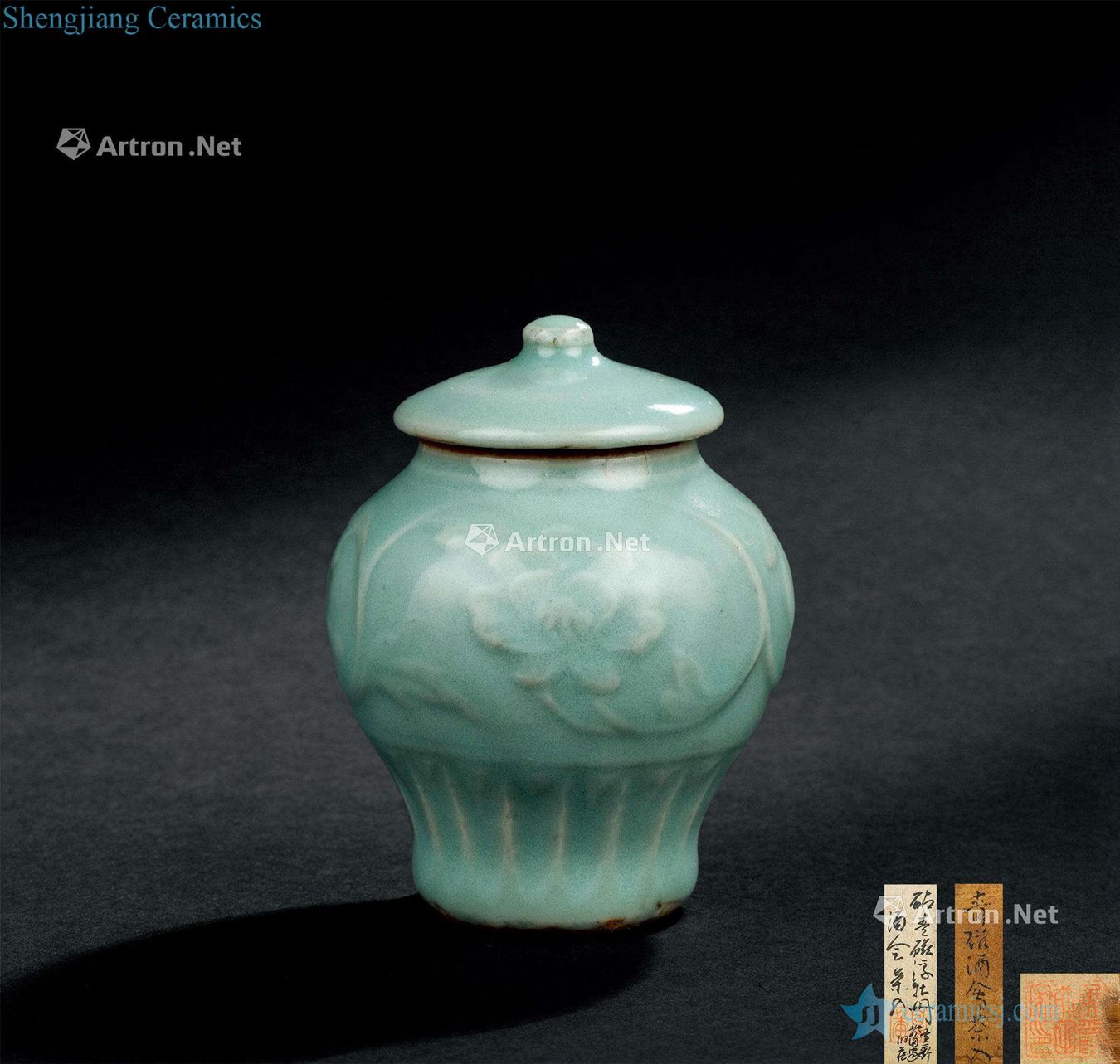 The southern song dynasty (1115-1234), longquan celadon lotus flower grain cover tank