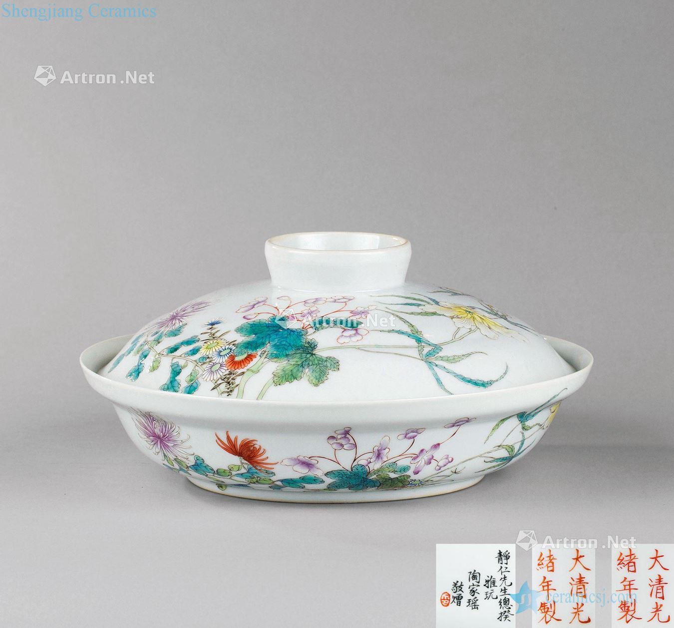 In the qing dynasty (1644-1911), pastel flowers lines cover basin
