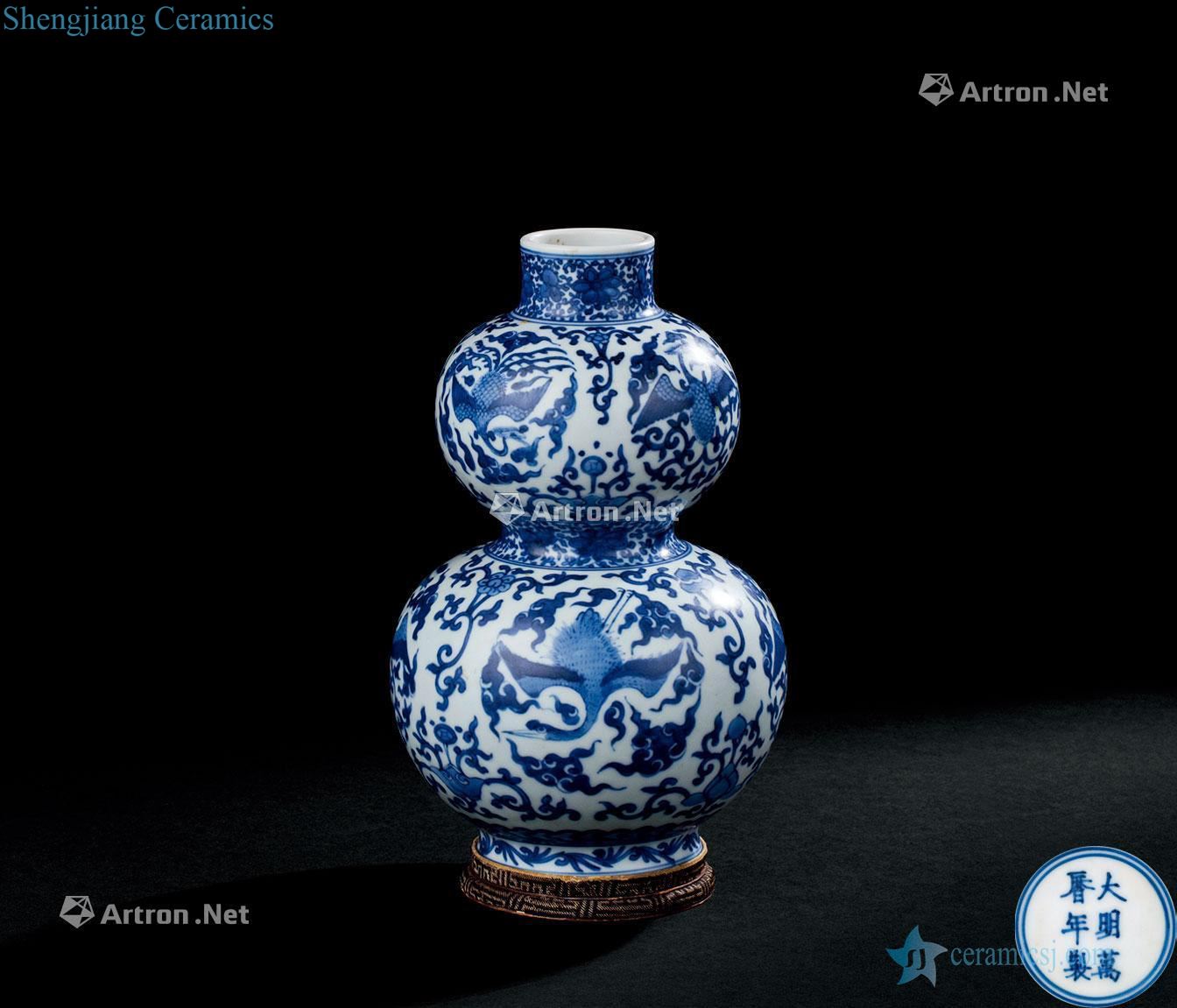 In the qing dynasty (1644-1911) blue and white grain bottle gourd