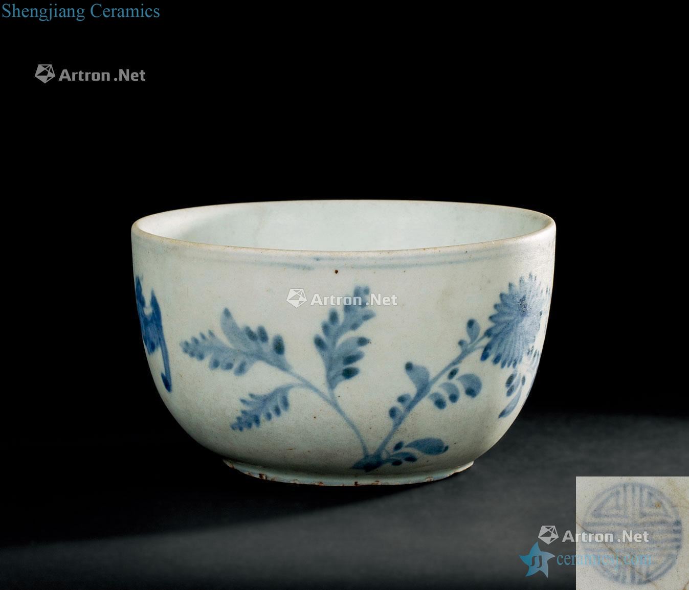 In the Ming dynasty (1368-1644) blue and white flower butterfly green-splashed bowls