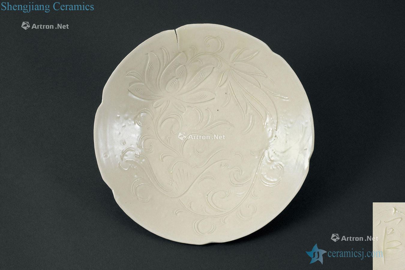 The song dynasty (960-1279) kiln carved flower grain flower mouth tray