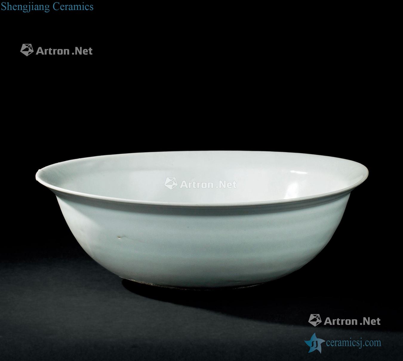 In the Ming dynasty (1368-1644), white porcelain basin