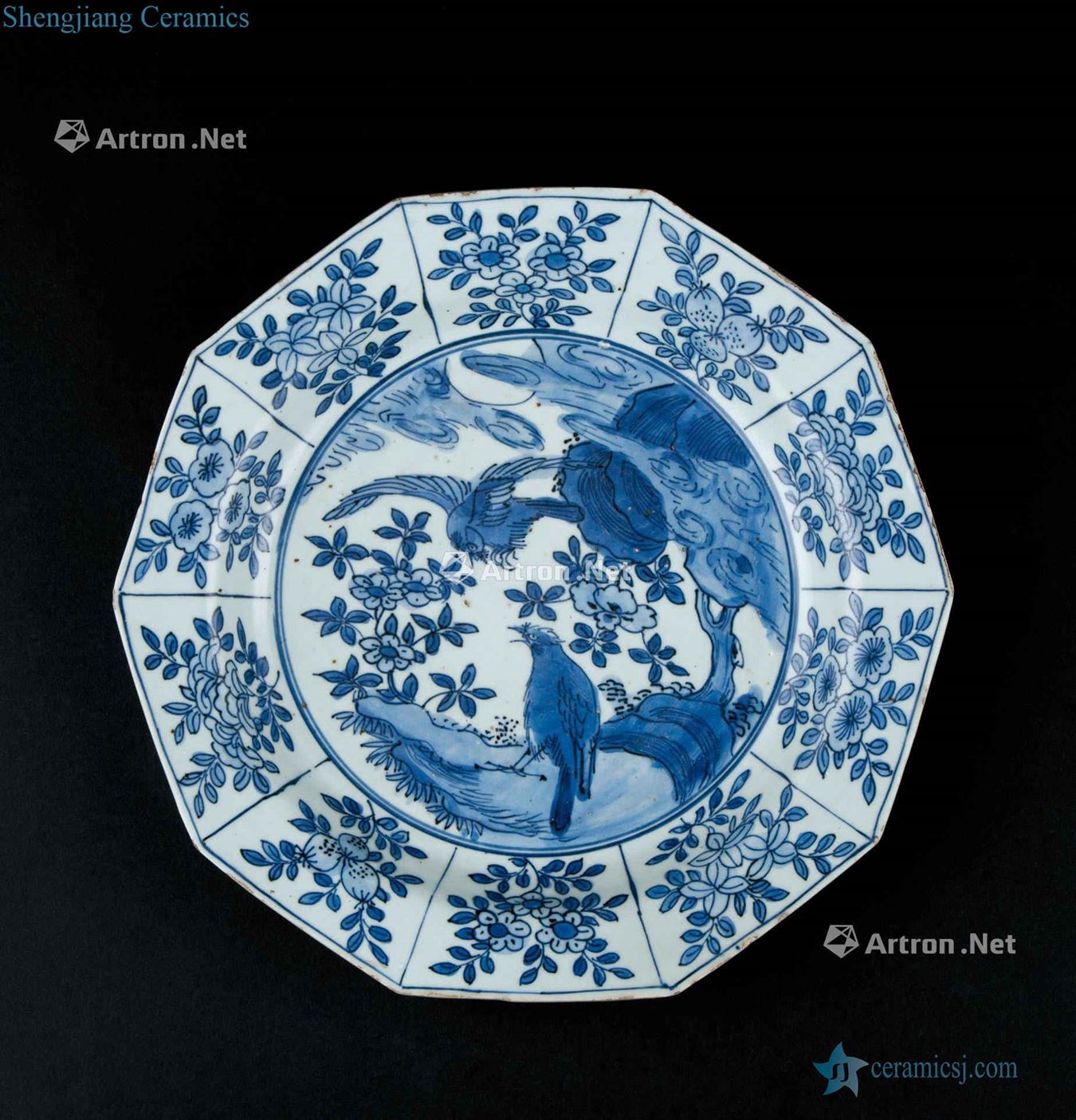 In the Ming dynasty (1368-1644) blue and white flower on grain and ten horns