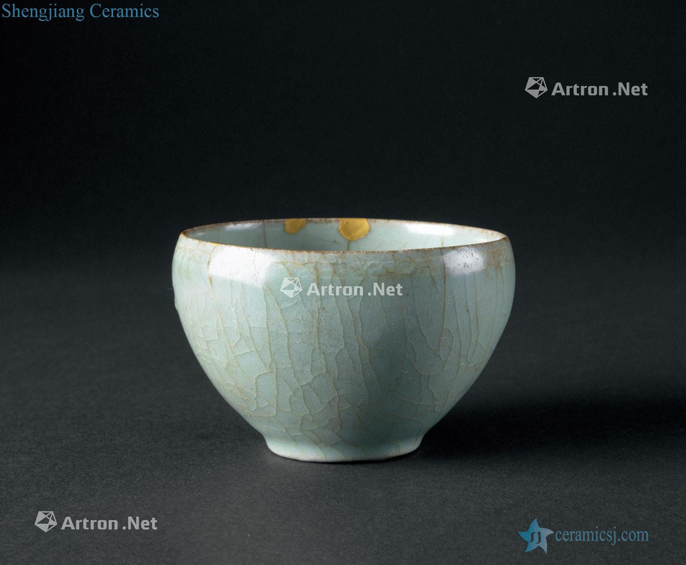 Yi dynasty (1392-1910), celadon flower green-splashed bowls
