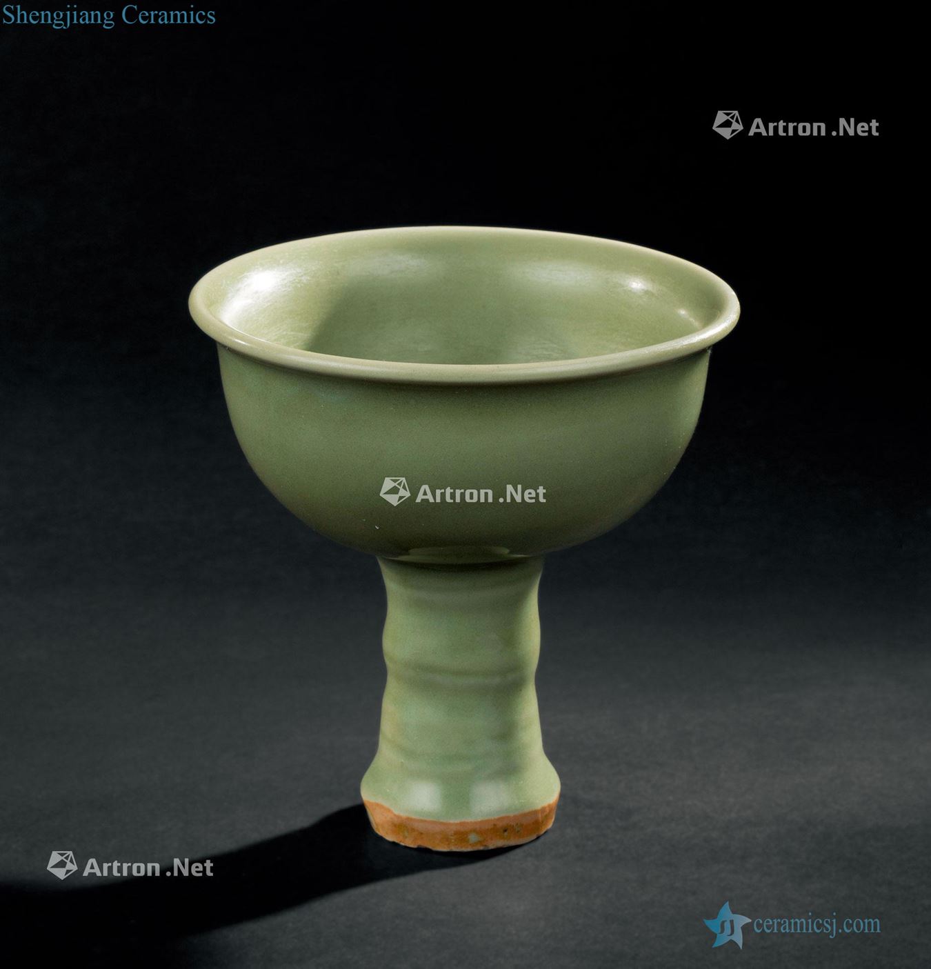 In the Ming dynasty (1368-1644), longquan celadon flower grain cup at once