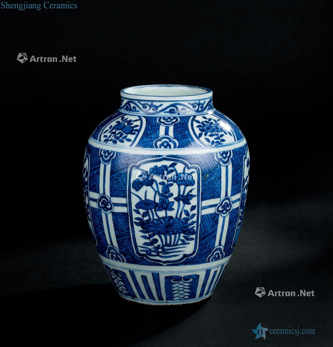 In the Ming dynasty (1368-1644) blue and white medallion flower grain tank