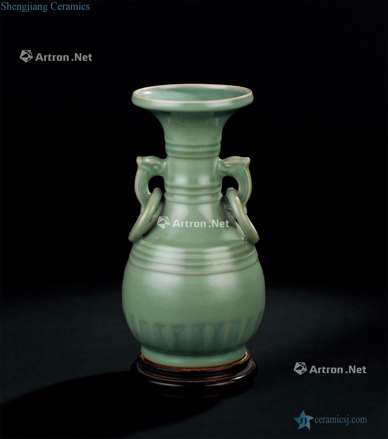 In the Ming dynasty (1368-1644), longquan celadon string lines double loop ears