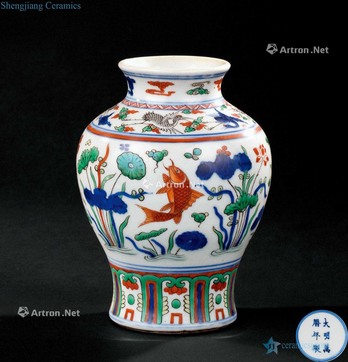 In the qing dynasty (1644-1911), colorful fish and algae grain bottle