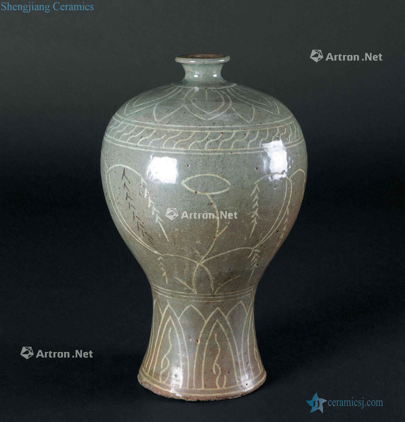 Yi dynasty (1392-1910), celadon flower grain mei bottle